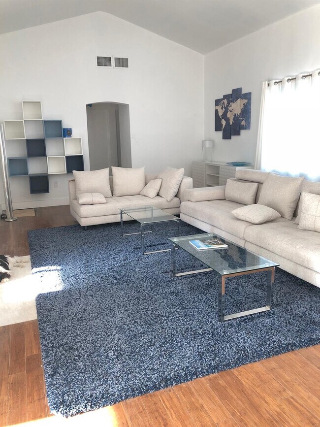 Building Photo - 9007 NE 10th Ave