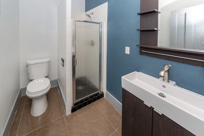 Building Photo - Beautiful 1b Apartment Located in Downtown...