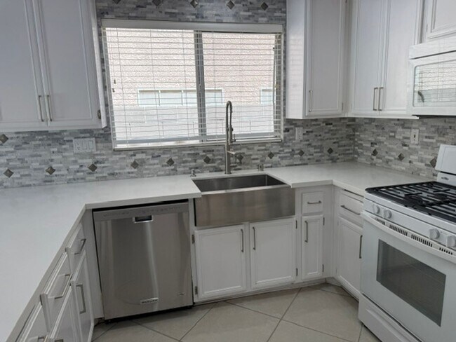 Building Photo - STUNNING & GORGEOUS 4 BED/2.5 BATH POOL HOME IN ELDORADO! *** ONLY $2,599 ***
