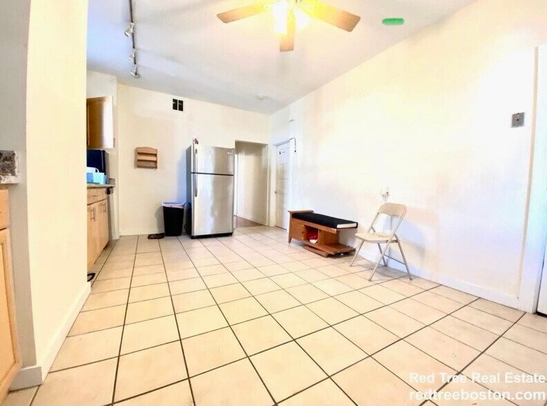 Building Photo - 756 Saratoga St