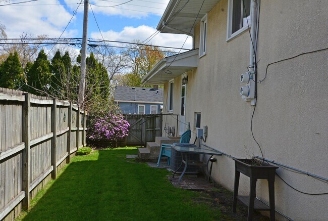 Building Photo - Charming 3 Bed, 1.5 Bath Home in Richfield – Private Yard, Garage & Prime Twin Cities Access