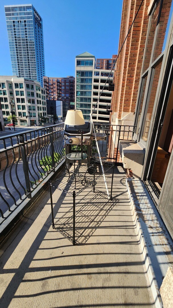 Building Photo - 333 W Hubbard St