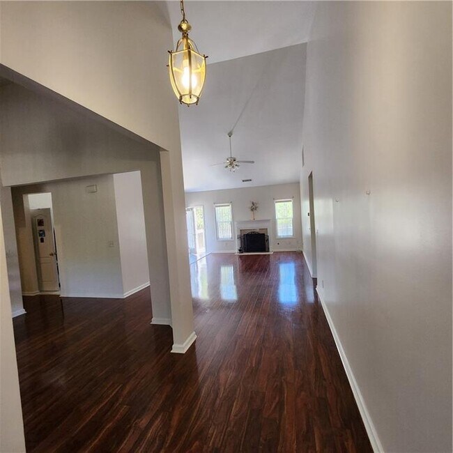 Building Photo - 1202 St James Pl