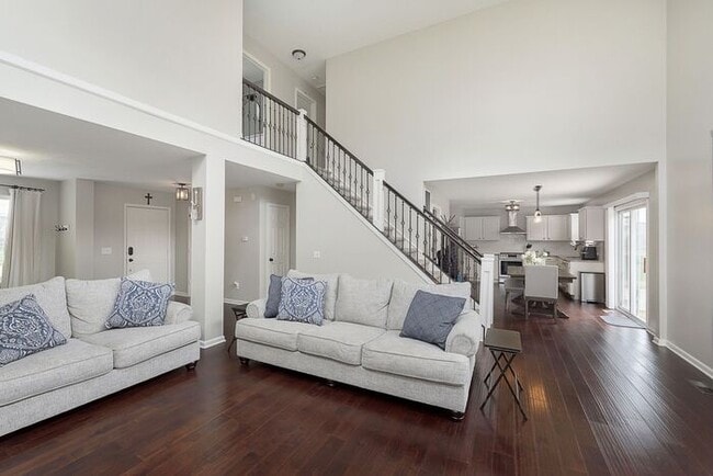 Building Photo - Beautiful updated home in West Carmel!
