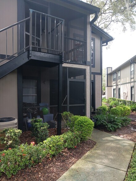 Front of building - 4004 Nestle Oaks Pl