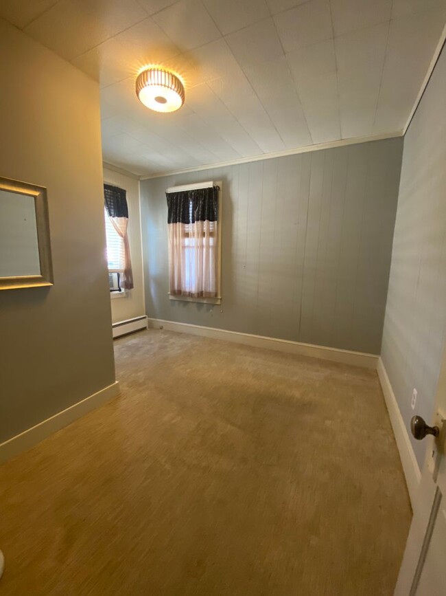 Building Photo - 3 Bedroom, 3.5 Bathroom In Downtown Perryv...