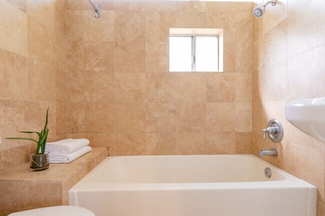 Building Photo - Beautiful Hollywood Hills Home For Lease!