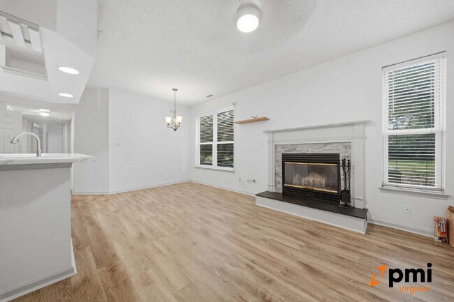 Building Photo - Immaculate 2 Bedroom 2 Bath Condo- Shore Drive