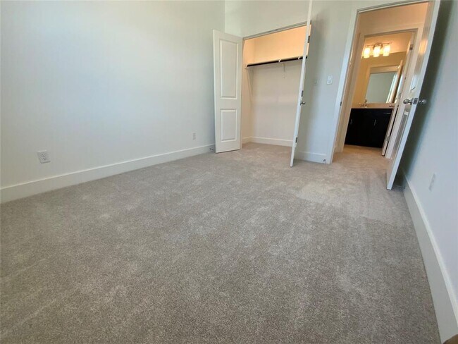 Building Photo - 537 Bauer Lp