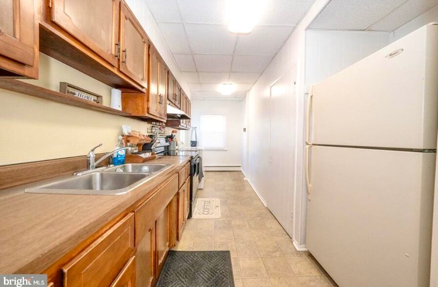 Building Photo - 206 E Hinckley Ave