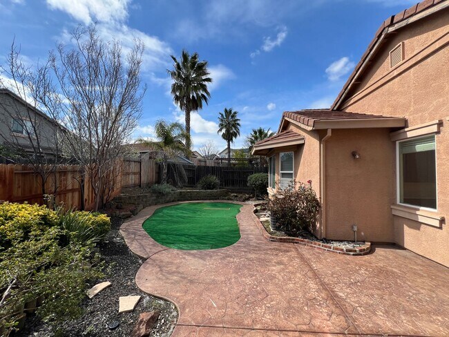Building Photo - Gorgeous 3 bedroom plus office in Empire Ranch!