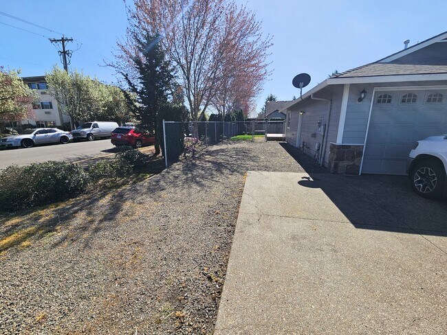 Building Photo - 917 N Cascade Dr