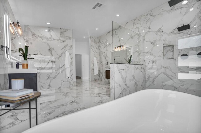 Building Photo - Meticulously renovated single-story contem...