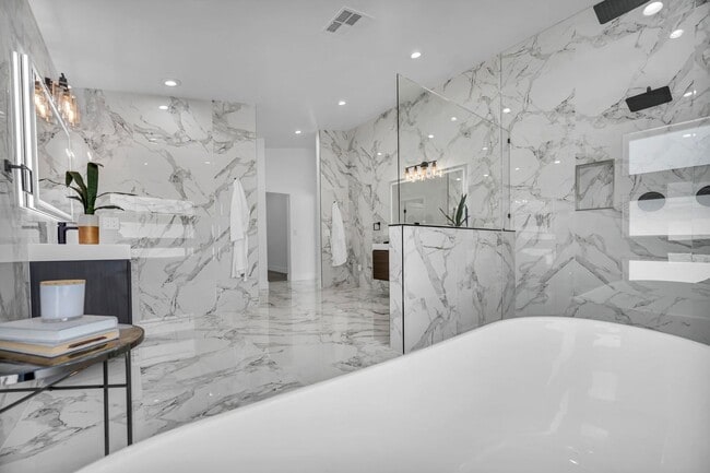 Building Photo - Meticulously renovated single-story contemporary estate