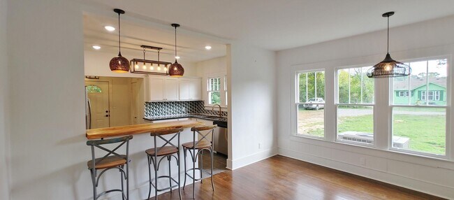 Building Photo - Adorable Red Bank Home!