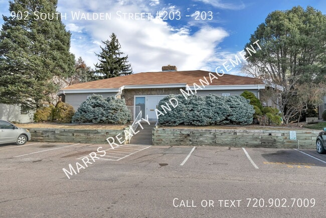 Building Photo - 902 S Walden St