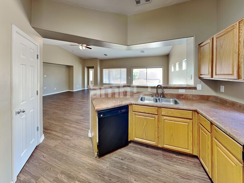 Building Photo - 2653 W Sunset Way