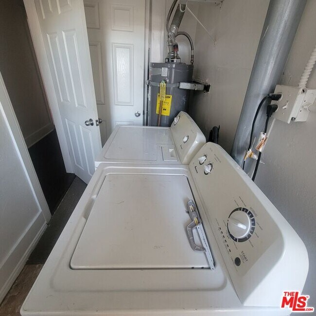 Building Photo - 150 S Kenmore Ave