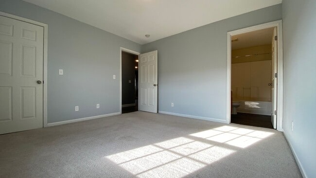 Building Photo - 2 Bedroom, 2 Bathroom Duplex, Close to Ft ...