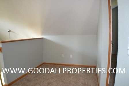 Building Photo - 3 Bedroom, 2 1/2 Bath Townhome in Urbandale