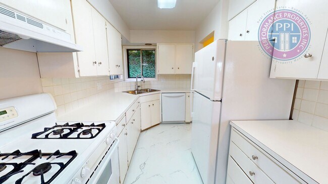 Building Photo - Lake Oswego/ Palisades - Hardwoods, Finished Daylight Basement with Bonus Rooms, Pet Friendly