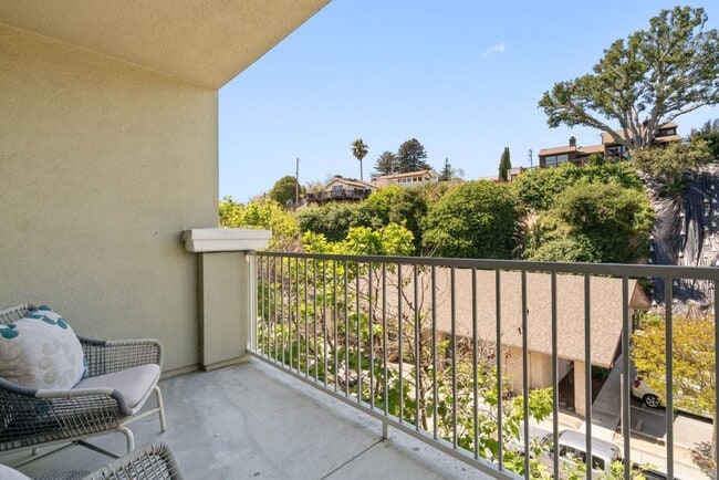 Building Photo - Luxury condo in the heart of downtown Santa Cruz!