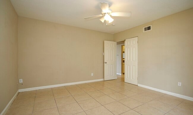Building Photo - 2822 S Bartell Dr