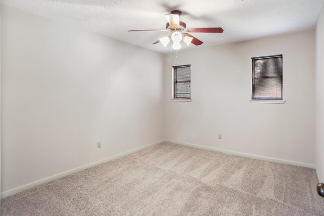 Building Photo - 5402 Summerfield Ln
