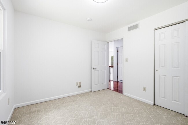 Building Photo - 9 Stirrup Way