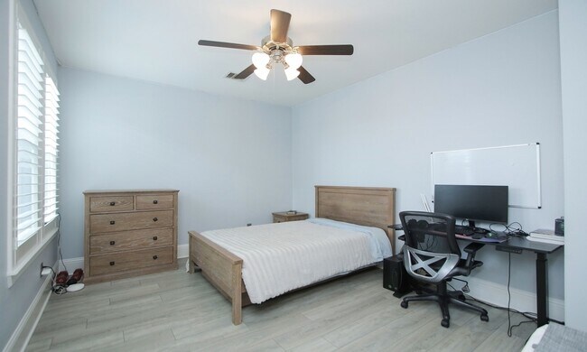 Building Photo - 15 E Breezy Way