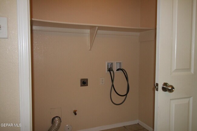 Building Photo - 9145 Begonia Pl