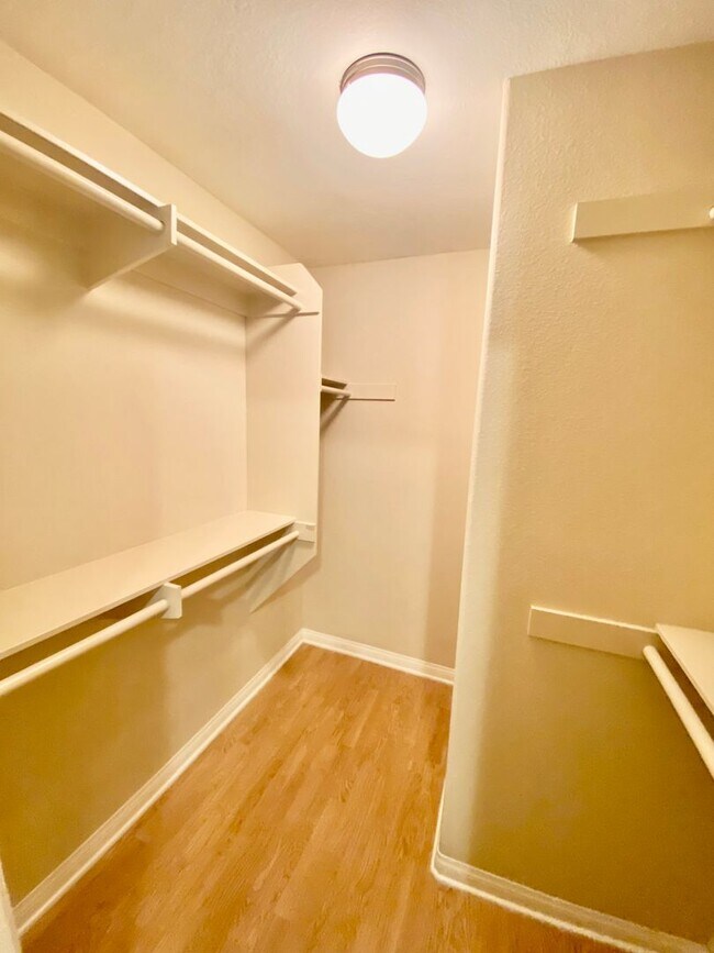 Building Photo - Stylish Coastal Living: Spacious 1BD with ...