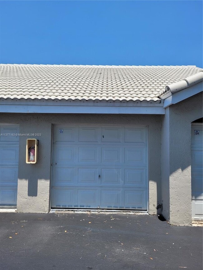 Building Photo - 2890 N Oakland Forest Dr
