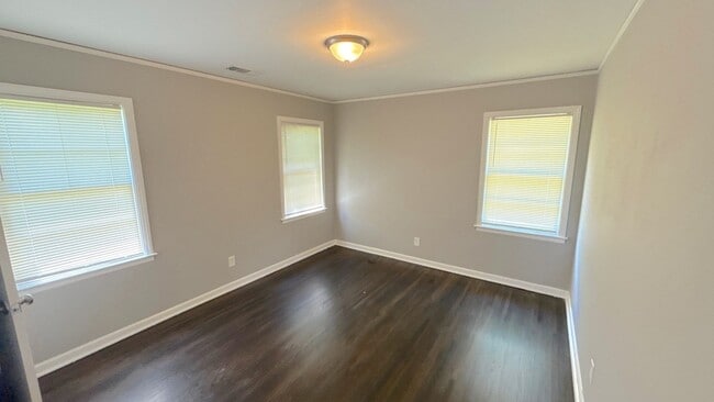 Building Photo - 1570 Jay Cove