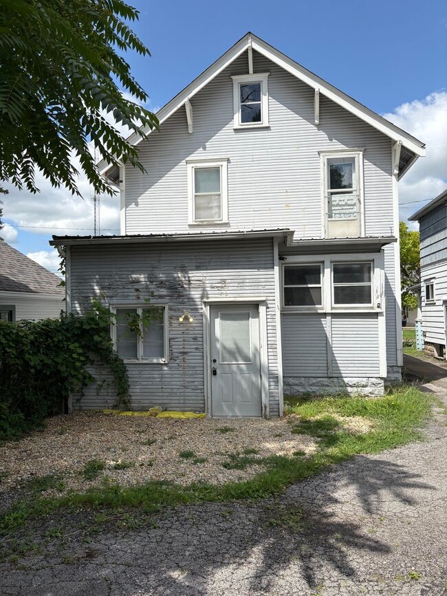 Building Photo - 3 Bedroom 1 Bath 2 Story Home