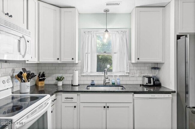 Building Photo - Fully Furnished Single Family Home - Long ...