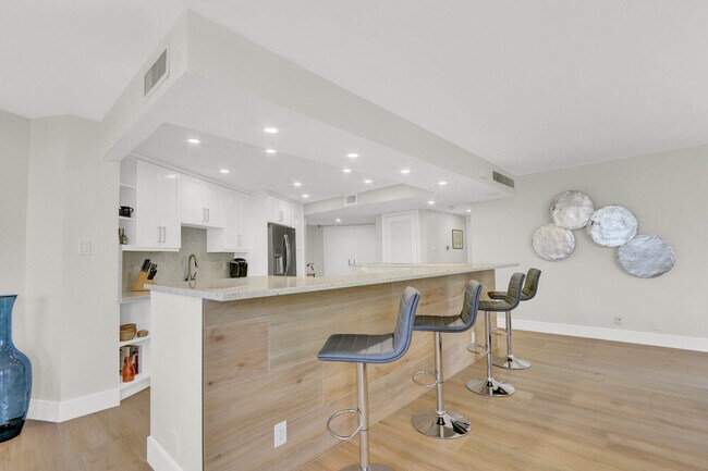 Building Photo - 5420 N Ocean Dr