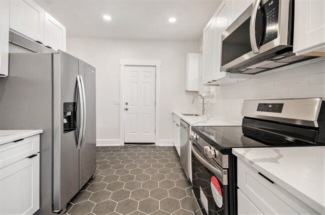 Building Photo - Lower Unit - Newly Constructed - 2 bed/2 b...