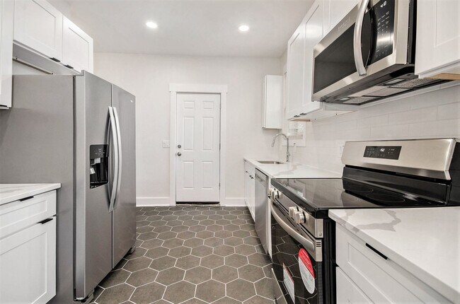 Building Photo - Lower Unit - Newly Constructed - 2 bed/2 bath - Must See!