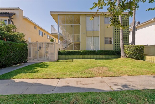 Building Photo - Newly Renovated One Bedroom Apartment!