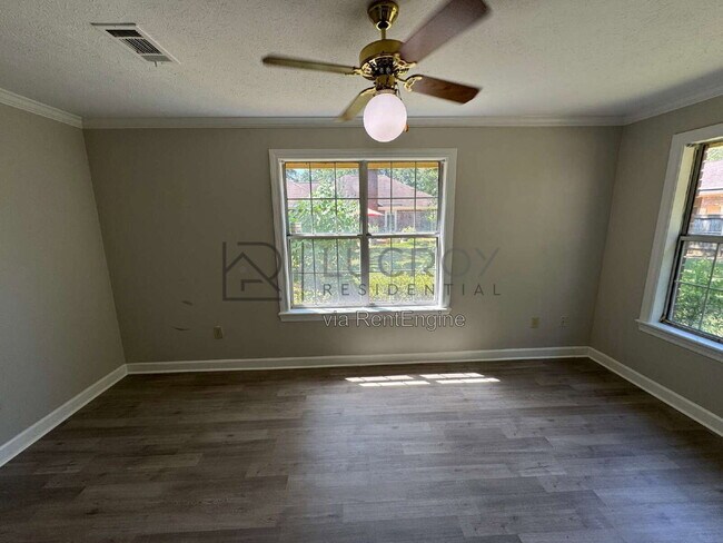 Building Photo - 33 Sandlewood Dr