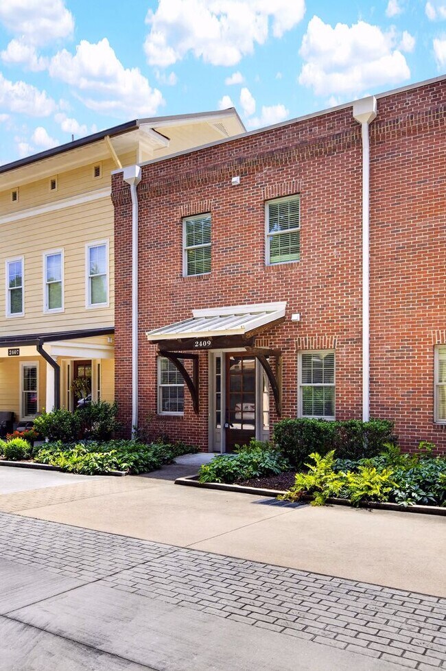 Building Photo - Luxury Condo!