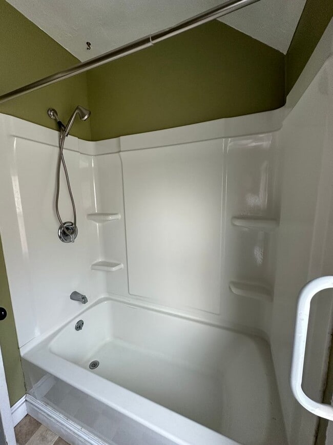 Building Photo - Single Family Home 3 beds 1 bath Available Now!