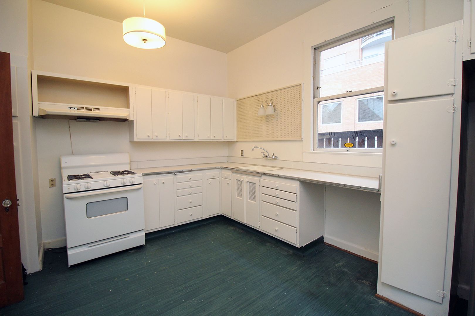 Building Photo - 1820 SW Main St