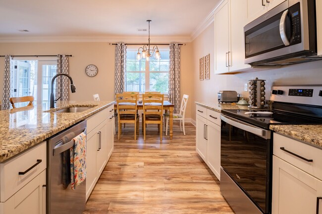Building Photo - FURNISHED OFF-SEASON MONTHLY RENTAL-STARTI...