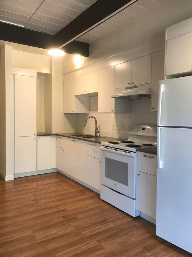 Building Photo - Tranquil and Remodeled 2BR/1BA Updated Uni...
