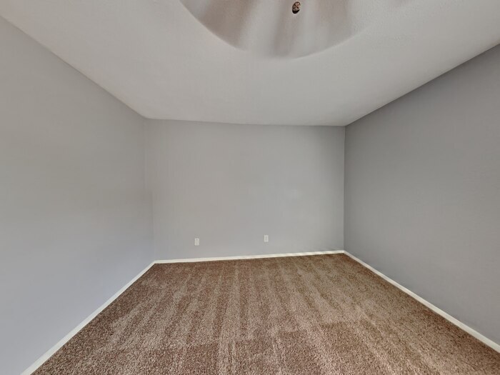 Building Photo - 722 E Brown Ln