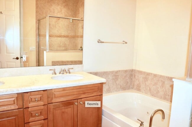 Building Photo - 3042 Waterside Cir