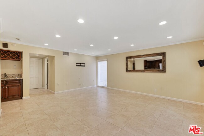 Building Photo - 11040 Salt Lake Ave