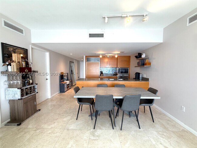 Building Photo - 475 Brickell Ave